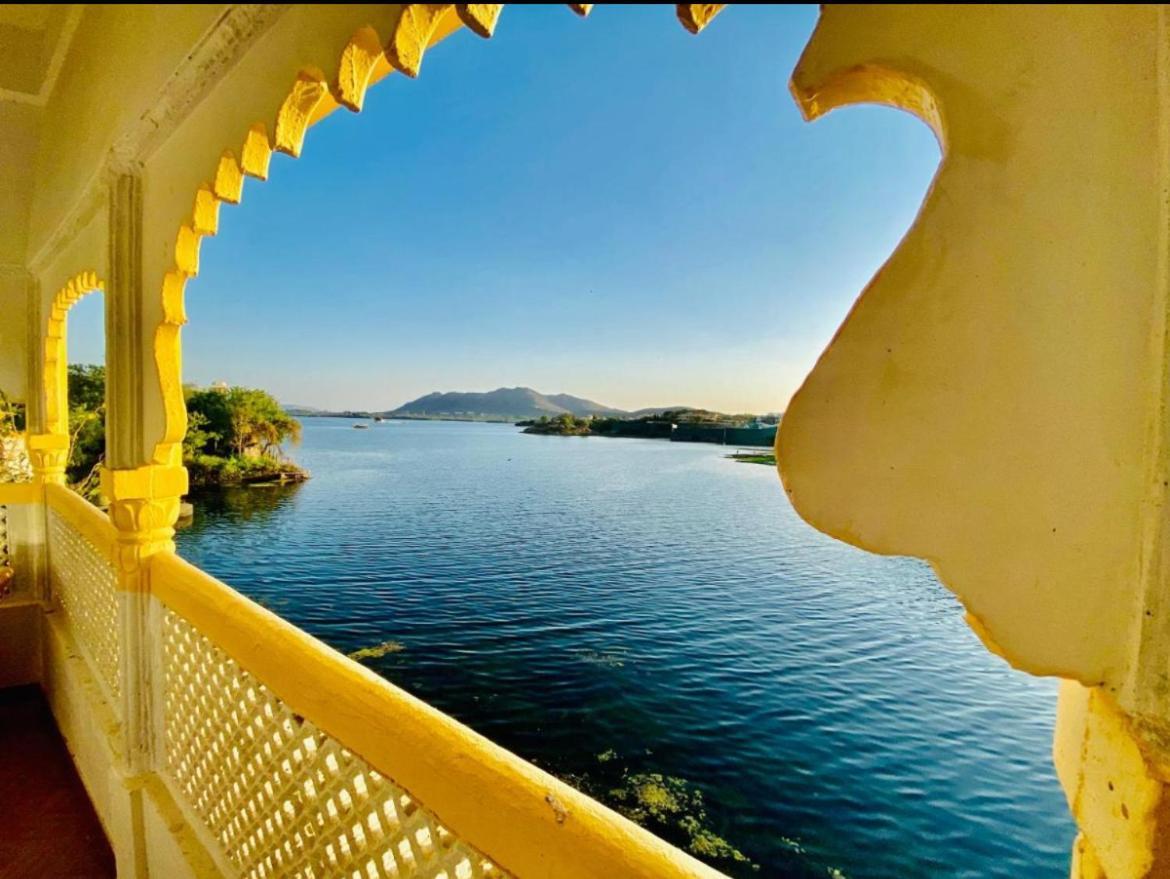 Vallabhgarh A Lake Facing Balcony Udaipur Kültér fotó
