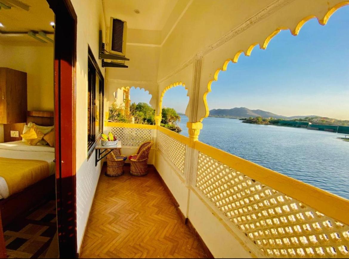 Vallabhgarh A Lake Facing Balcony Udaipur Kültér fotó