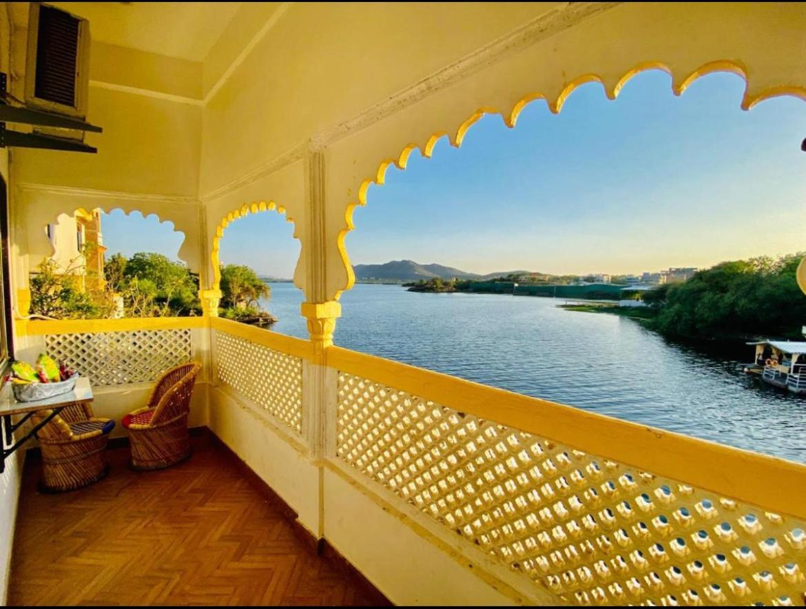 Vallabhgarh A Lake Facing Balcony Udaipur Kültér fotó